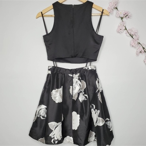 Sequin Hearts 2-PC Crop Top & Floral Skirt Size 1 - Picture 3 of 14